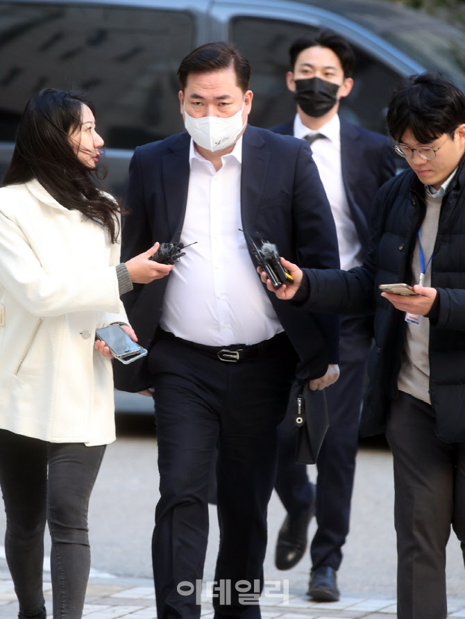 [포토] 취재진 질문 속 법정 향하는 유동규 전 본부장