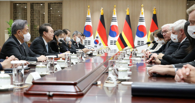 尹 "한국-독일, 핵심적인 경제 파트너"