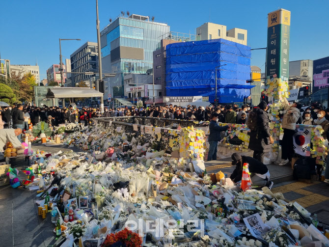 국가애도기간 끝나도…이태원역 추모 공간은 유지