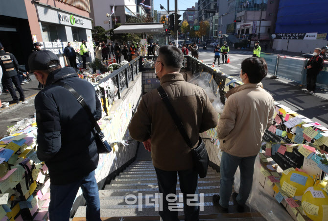 [포토]추모 공간이 된 이태원역 1번 출구