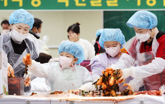 [포토] 김장축제 참석한 가족