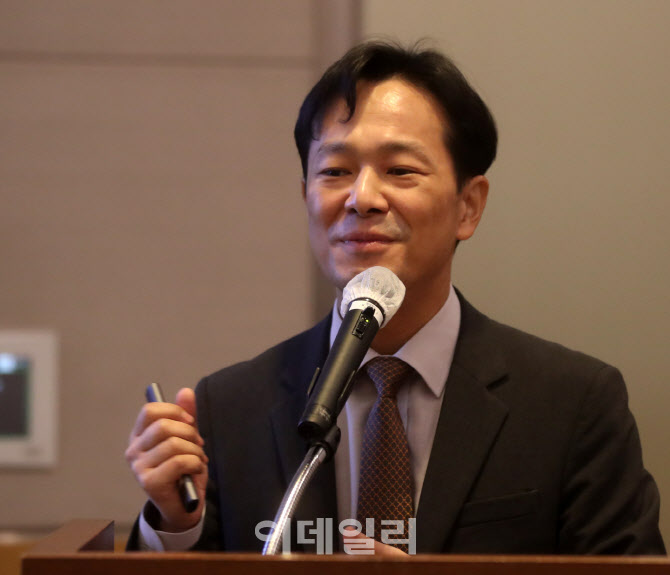 [포토] '금리 및 환율 전망' 발표하는 박석길 이코노미스트