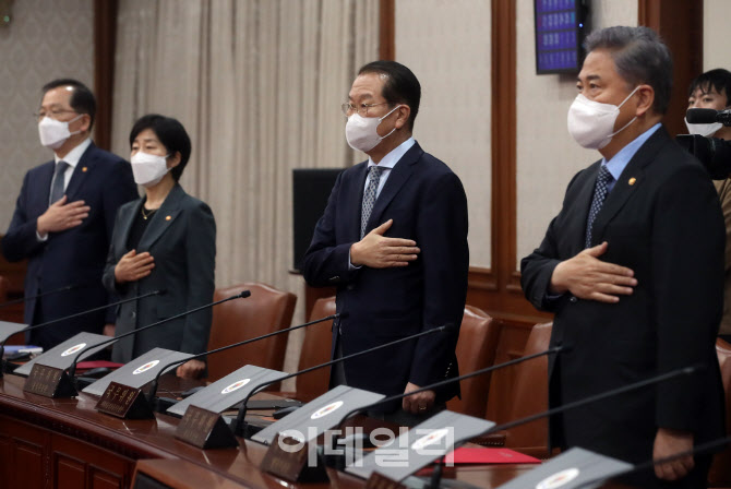 [포토] 국민의례하는 국무위원