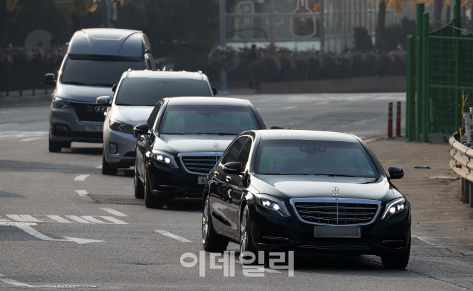 [포토]한남동 관저 나서는 윤 대통령 차량