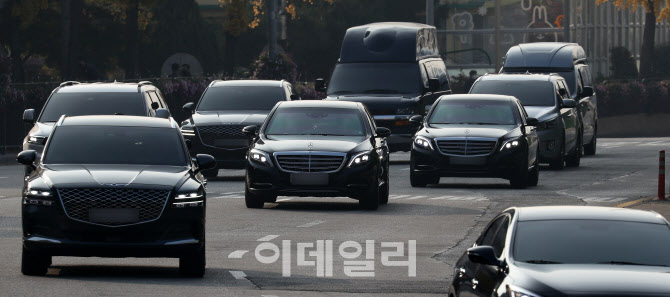 [포토]한남동 관저 나서는 윤석열 대통령 차량