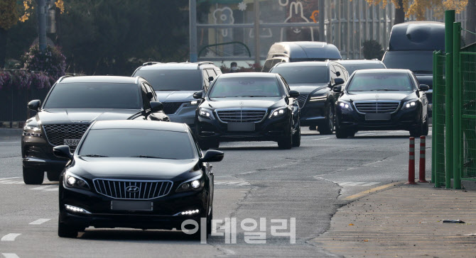 [포토]윤석열 대통령 차량, 한남동 관저 나서