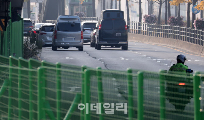 [포토]尹 대통령, 한남동 관저에서 첫 출근