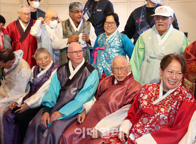 [포토]한복입고 환한 미소짓는 6·25 유엔(UN)참전용사 가족들