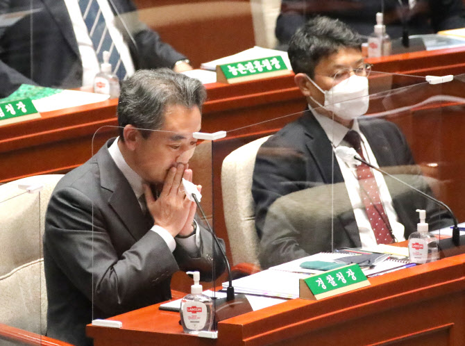 참사 후…윤희근 “국정상황실 행정관에 내가 전화했다”→“받았다”