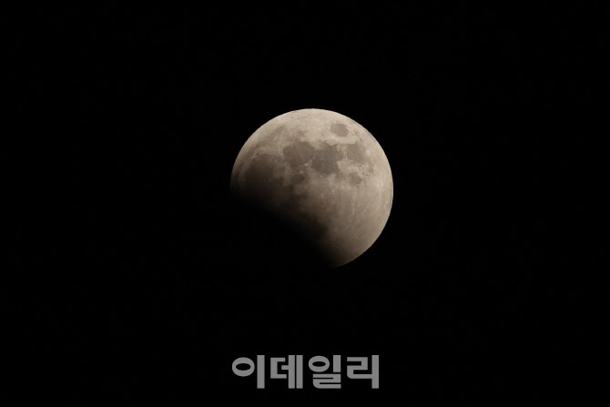 [포토]지구 그림자에 가려지는 달