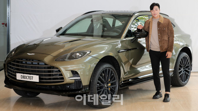 [포토]럭셔리 SUV 애스턴 마틴 DBX707 앞에 선 메이저리거 김하성