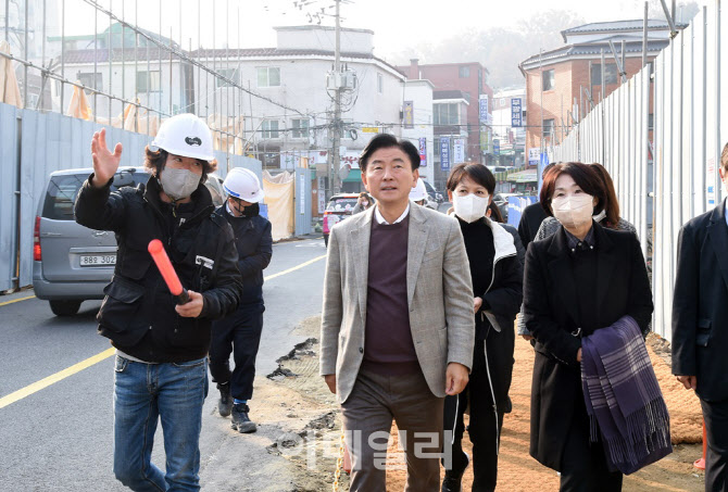 [포토]재개발 철거현장 찾은 의정부시장 "통학로 안전이 최우선"