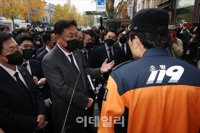 [포토]참사 관련 브리핑 듣는 정진석 비대위원장