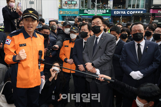 [포토]참사 관련 브리핑 듣는 정진석 국민의힘 비대위원장