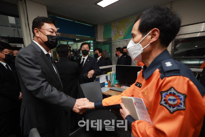 [포토]정진석 국민의힘 비대위원장, 소방대원 격려