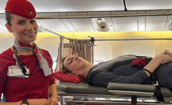 키 215cm 여성, 비행기 좌석 6개 개조해 첫 해외여행