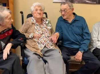 美 최고령 115세 할머니 생일 맞아…90세 딸이 축하