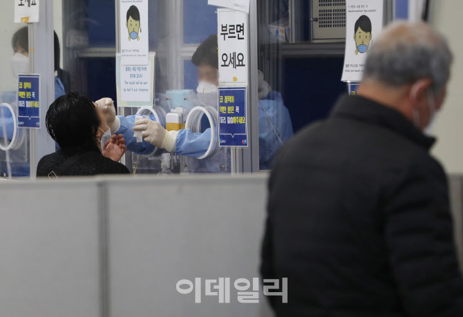 커지는 코로나19 재유행 우려…사흘째 5만명대 신규 확진