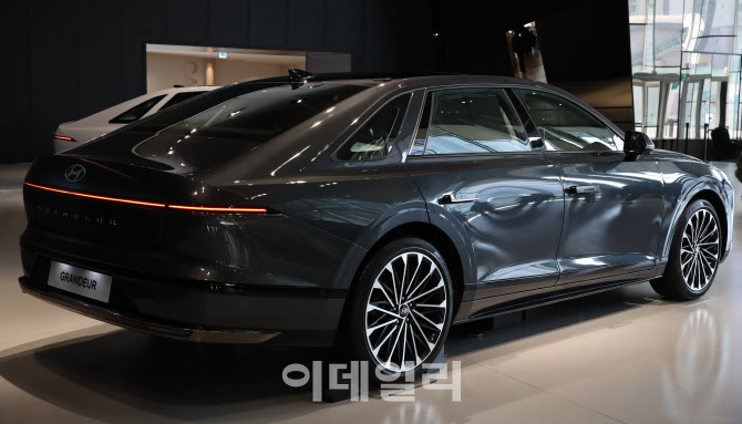 [포토]새롭게 바뀐 그랜저 뒷모습