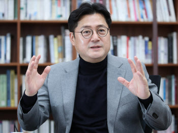 홍익표 "탈권위 외친 尹, 가장 권위적인 곳에 들어갔다"