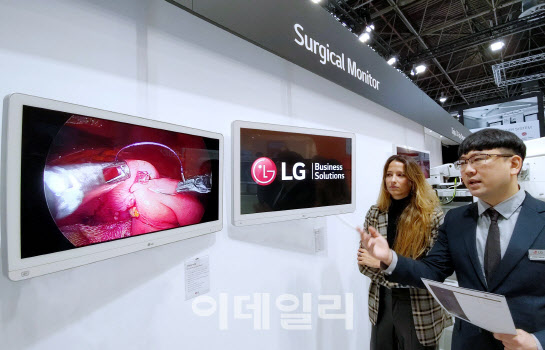 LG전자, 수술용 미니 LED 모니터 첫 공개.."수술환경 최적화"