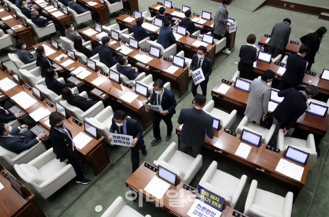 [포토] 서울시의회 야당의원들 퇴장