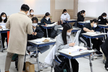 대입상담교사단 "국어, 불수능이었던 작년보단 쉬웠지만 변별력 확보"