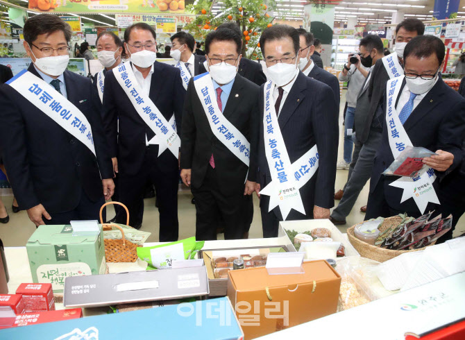 [포토] 고향사랑 기부제 답례품 살펴보는 이성희 농협회장