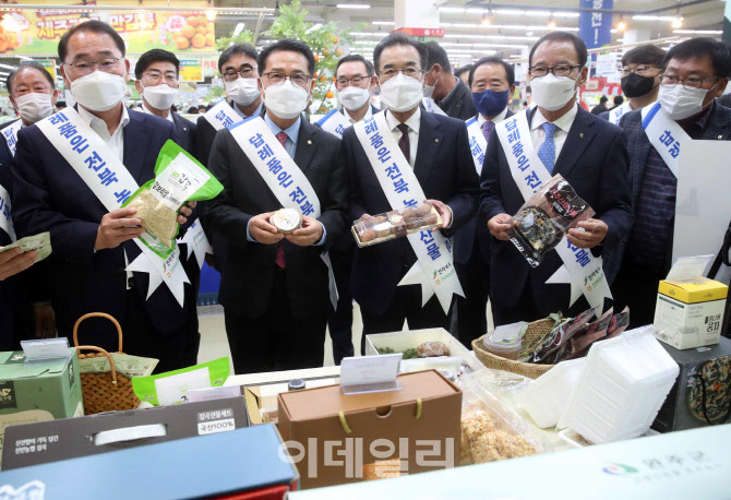 [포토] 판촉 농산물 살펴보는 이성희 농협회장