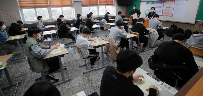 대입상담교사들 “수능 수학, 작년과 비슷…공통과목 부담”