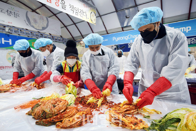 [포토] 주한 대사 가족 김장체험