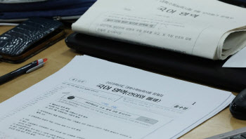 "종소리 못 들어" 감독관 실수…국어 시험 '5분' 늦게 시작