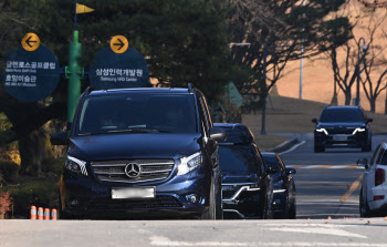 2년 만에 창업회장 선영 찾은 이재용…범삼성가, 조용한 추도식