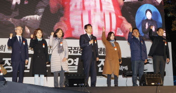 “윤석열 정권 퇴진하라”…민주당 의원 6명, 촛불집회 참석