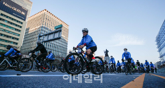 [포토]가을 만끽하며 자전거로 달려보는 서울 시내