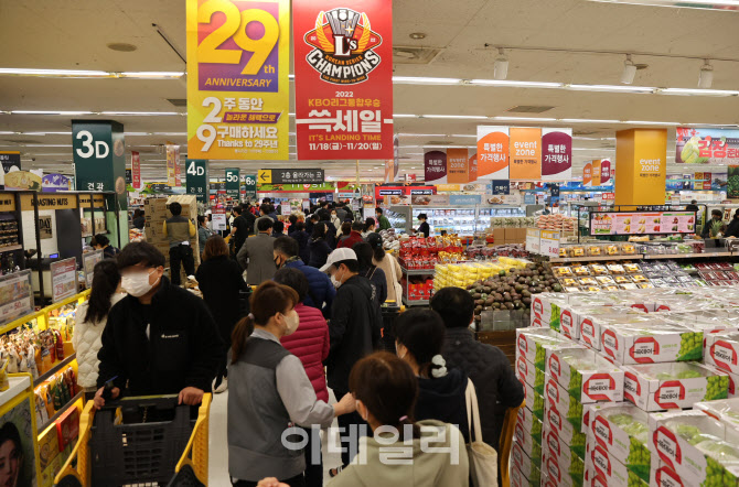 [포토]정용진 부회장 우승턱 ‘쓱세일’ 주말 내내 인산인해