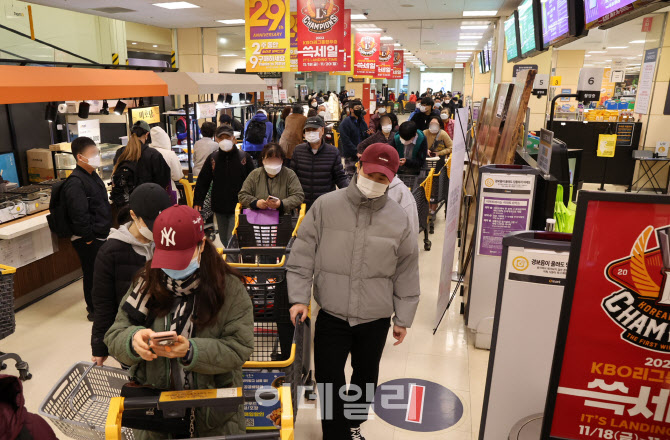 [포토]'쓱세일' 마지막 날, 이른 아침부터 줄 선 시민들