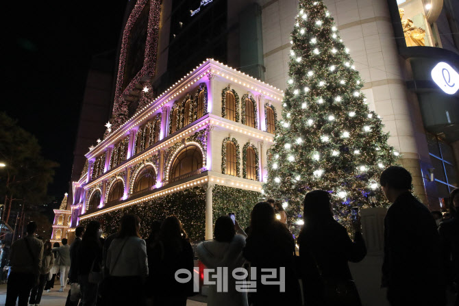 [포토]화려한 크리스마스 트리 앞 긴 줄