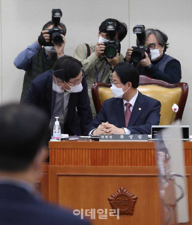 [포토]기재위 조세소위, '대화하는 류성걸-신동근'