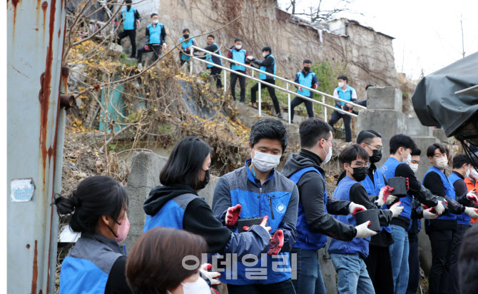 [포토]이웃에게 온기를‥사랑의 연탄 나눔