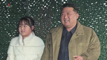 국정원 “ICBM 발사 때 온 김정은 딸, 둘째 딸 `김주애`로 판단”