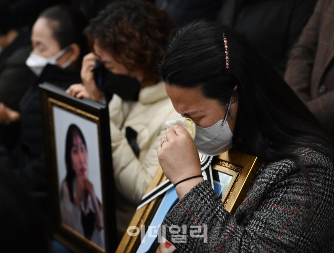 [포토]영정사진 품에 안고 눈물 흘리는 '이태원 참사' 유가족