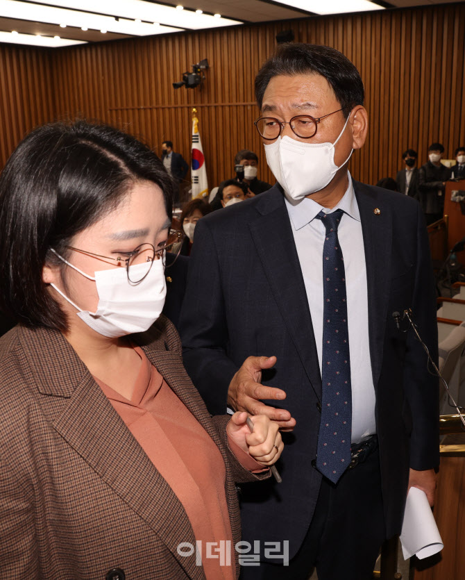 [포토]'국조특위 회의장 나서는 김교흥-용혜인'
