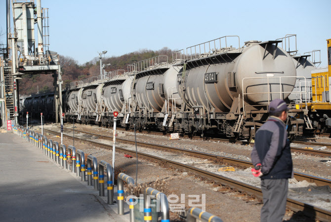 [포토]'운행 멈춘 시멘트 수송 열차'