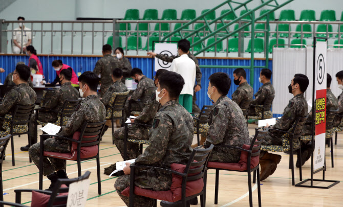 국방부, 軍 동절기 코로나19 백신 4주간 추가 접종 실시