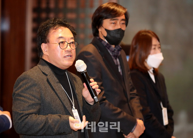[포토]취재진 질의에 답하는 김기록 코리아센터 대표