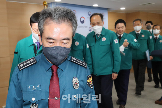 [포토]브리핑 마치고 이동하는 윤희근 경찰청장