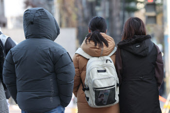 강풍 동반 한파 '체감 영하15도'…도로 살얼음 운전조심