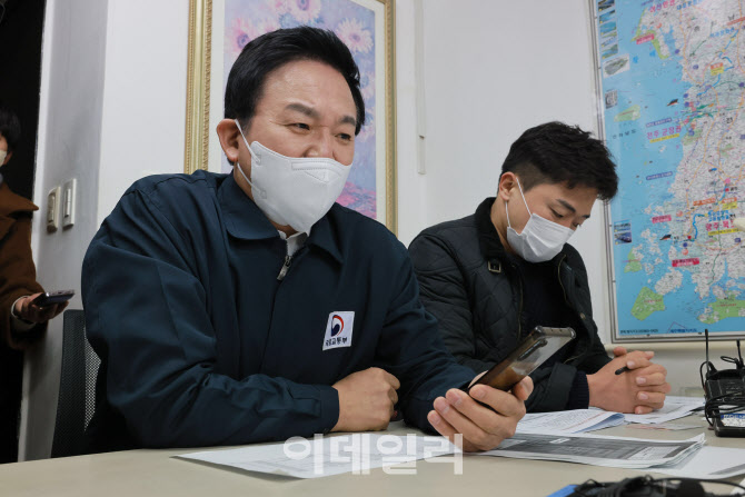[포토]화물운송자에게 업무개시를 독려하는 원희룡 국토교통부 장관