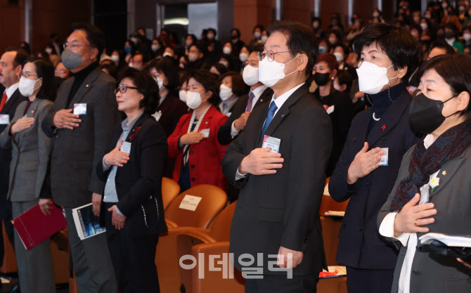 [포토]국민의례하는 정진석 비대위원장-이재명 대표